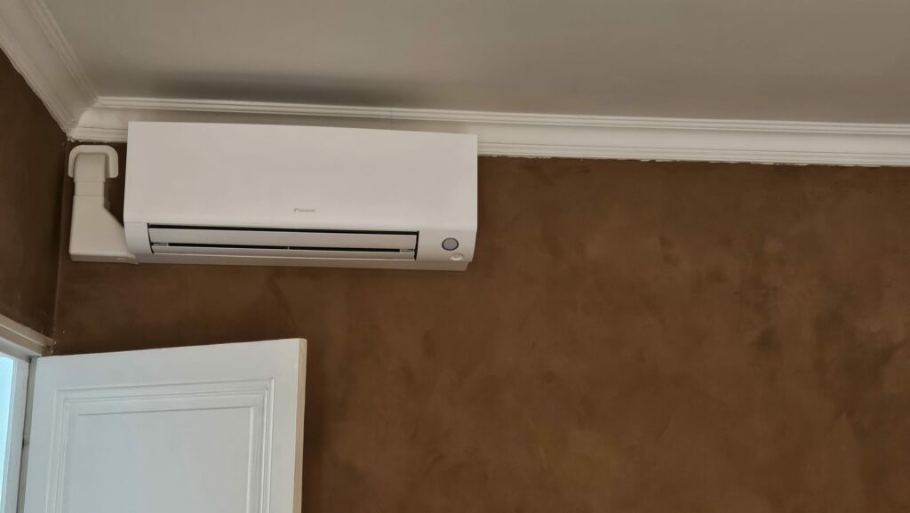 Installation d'une pompe à chaleur Daikin - Climatisation gainable à Poigny - Entretien de climatisation à Montceaux-lès-Provins